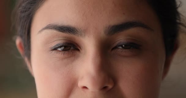 Extreme close up του άνω μέρους του ινδικού γυναικείου προσώπου. — Αρχείο Βίντεο