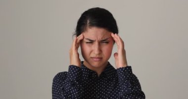 Stresli, sağlıksız, melez bir kadının başı ağrıyor..