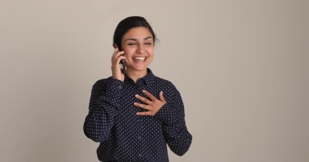 Emocionada joven india sosteniendo conversación de teléfono celular. — Vídeos de Stock