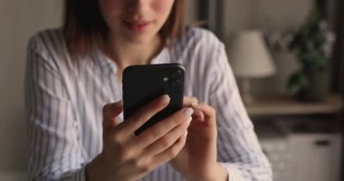 Modern teknolojiye bağımlı genç bayan akıllı telefon kullanıyor..