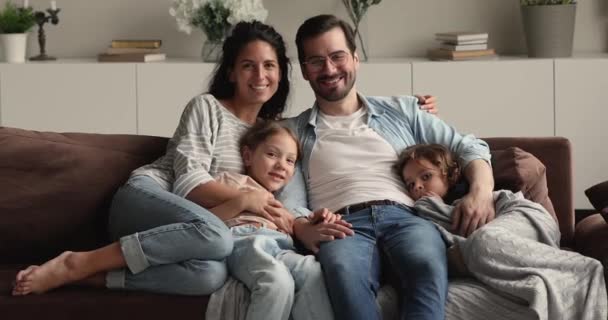 Porträtt av lycklig familj med små barn sitter på soffan — Stockvideo