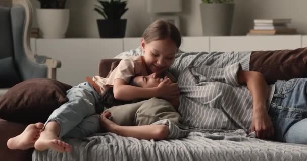 Kochająca mamusia jej czuła córka rozmawia relaksując się na kanapie — Wideo stockowe