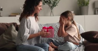 Mutlu anne kızı için sürpriz yapar. Hediye kutusunu ver.