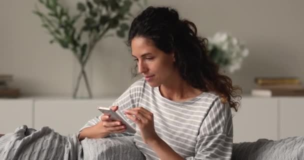 Vrouw met smartphone schreeuwt met vreugde vieren online loterij winnen — Stockvideo