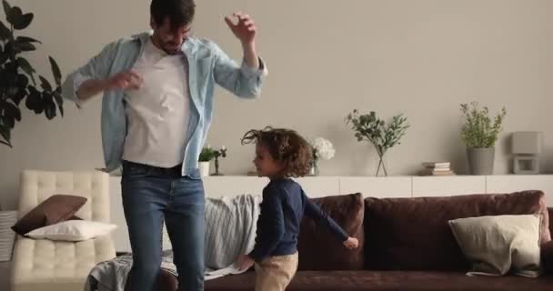 En liten pojke som dansar med pappa hemma — Stockvideo