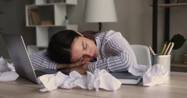 Перероблена бізнес-леді засинає на столі з комп'ютером . — стокове відео
