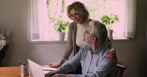 Alegre pareja madura de mediana edad celebrando el éxito en línea. — Vídeo de stock