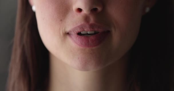 Close up άποψη του κάτω μέρος του γυναικείου προσώπου με παχουλά χείλη μιλάμε. — Αρχείο Βίντεο