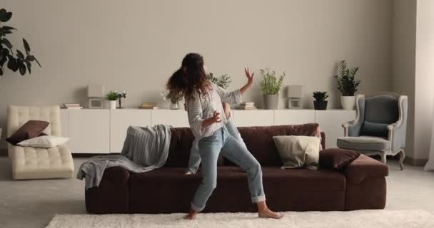 Divertida mamá y la pequeña hija bailando tonteando juntas en casa — Vídeos de Stock