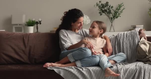 爱和小女儿说话的妈妈一起坐在沙发上 — 图库视频影像