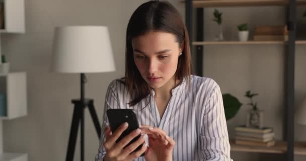 Glückliche attraktive Millennial-Frau mit Handy. — Stockvideo