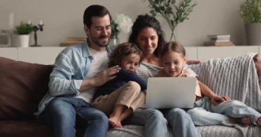 Küçük çocukları dizüstü bilgisayar kullanarak vakit geçiriyorlar.