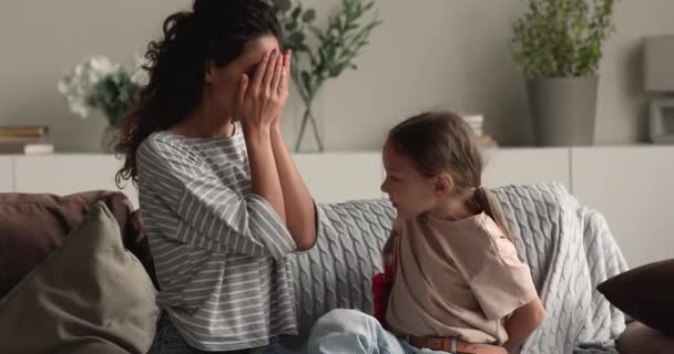 Feliz joven mamá recibiendo caja de regalo de la pequeña hija — Vídeos de Stock