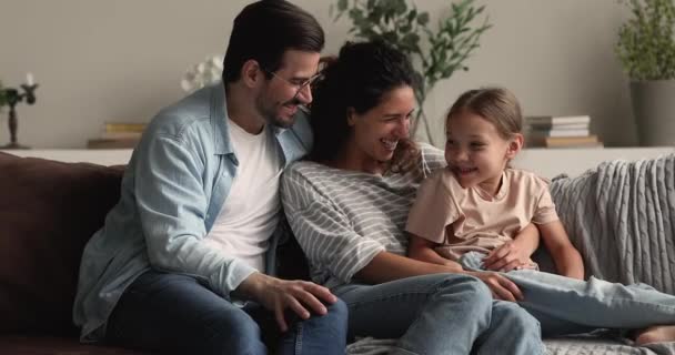 Les parents bienveillants parlent à petite fille mignonne préscolaire — Video