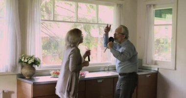 Mutlu yaşlı adam yaşlı emekli karısıyla eğleniyor..