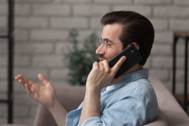 Gözlüklü adam telefonla konuşuyor.