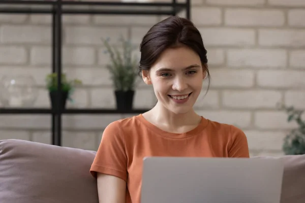 用笔记本电脑与微笑的女人亲密接触，在家网上聊天 — 图库照片