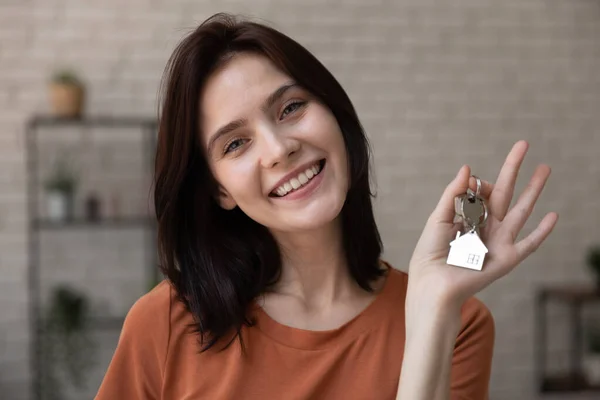 Zdjęcie głowy uśmiechnięta kobieta pokazująca klucze do nowego mieszkania — Zdjęcie stockowe