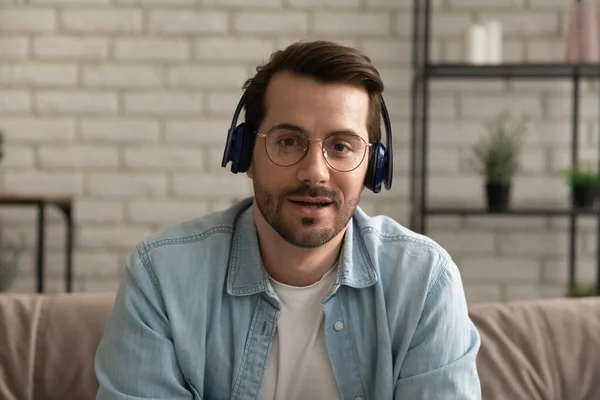 Head shot portrait man wearing headphones speaking at camera — Stock Photo, Image