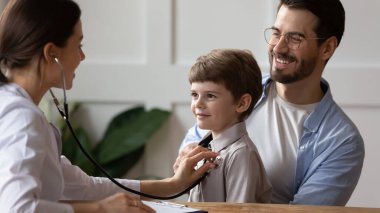 Kadın doktor, hasta çocuğun kalbini dinle.
