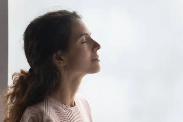 Mindful smiling beautiful young woman breathing fresh air. — Stock Photo, Image