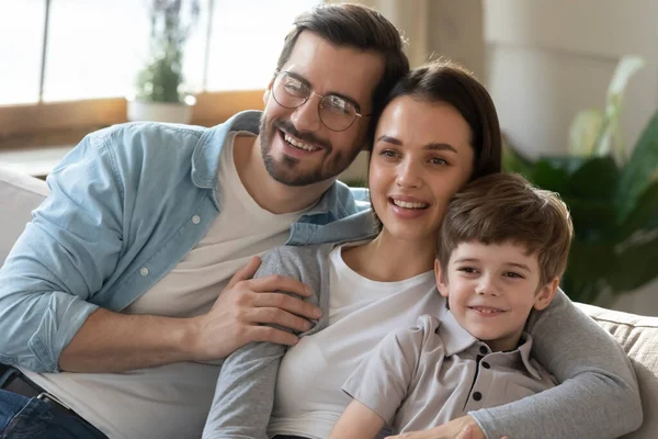 Sonriente familia con pequeño hijo relajarse en casa juntos —  Fotos de Stock