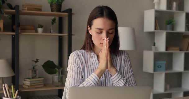Орієнтована молода красива жінка каже поклоніння на робочому місці . — стокове відео