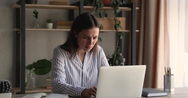 Olycklig ung affärskvinna läser dåliga nyheter på datorn. — Stockvideo