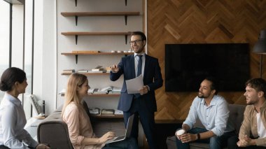 Farklı etnik kökenden arkadaş canlısı takım arkadaşları seminerde iyi eğlenceler.