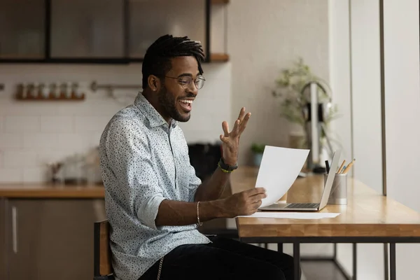 Hombre negro emocionado leer carta oficial sobre la admisión a la universidad — Foto de Stock