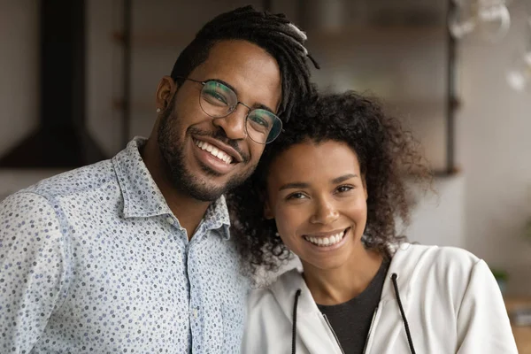 Retrato de la cabeza de amante millennial pareja negra marido y mujer — Foto de Stock