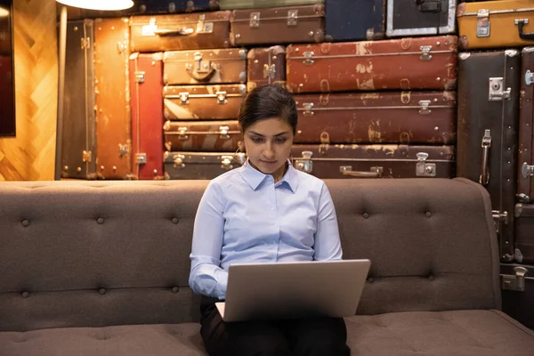 Fokusert kvinnelig multippel e-post med bærbar PC på knærne – stockfoto