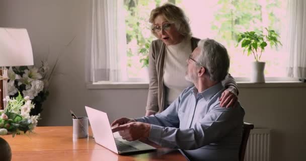 Happy bonding vieux caucasien d'âge moyen famille couple shopping en ligne. — Video
