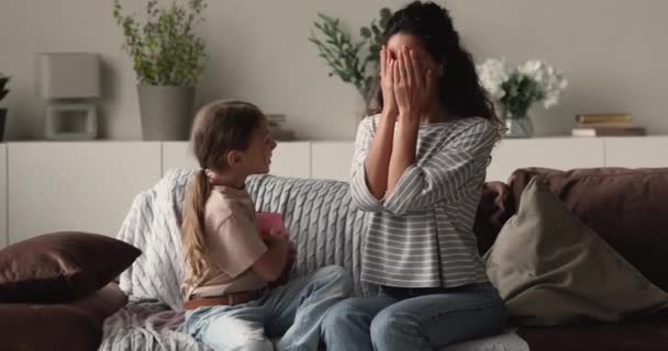Маленька дочка вітає маму з подарунковою коробкою — стокове відео