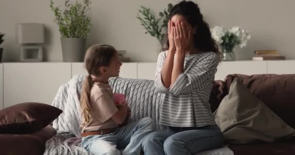 Kleine Tochter gratuliert Mama schenkt ihr Geschenkkarton — Stockvideo