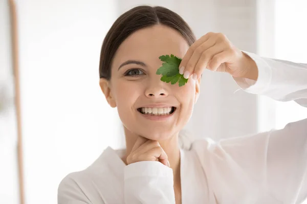 Портрет улыбающейся молодой женщины использует органические продукты — стоковое фото