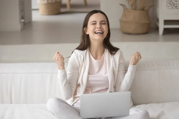 Mujer emocionada se siente eufórica leyendo buenas noticias en el ordenador portátil — Foto de Stock