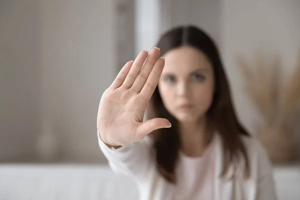 Primer plano de la mujer muestran gesto mano parada — Foto de Stock
