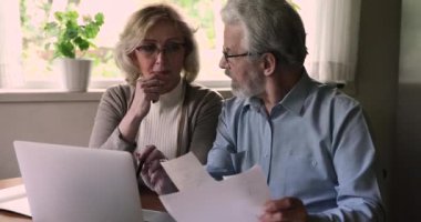 Ev harcamalarını yöneten orta yaşlı, emekli bir çift..