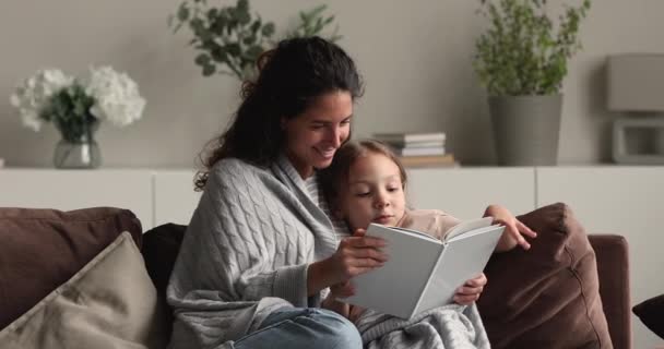 Elskende mor lærer lille barn at læse en bog – Stock-video