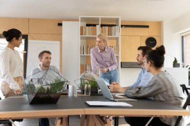 Şirket liderleri ve müşterileri iş görüşmelerinde görüşüyorlar