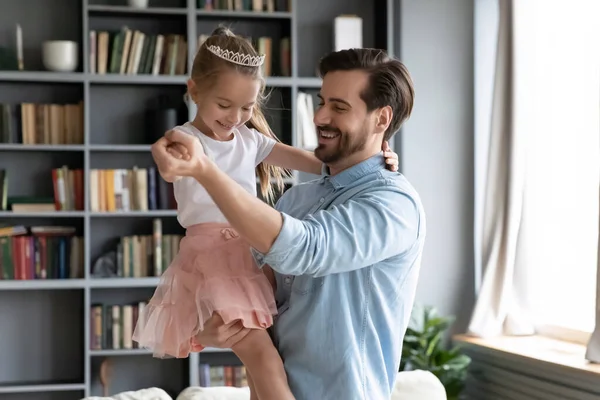 Glücklicher junger Vater tanzt mit kleiner Tochter. — Stockfoto