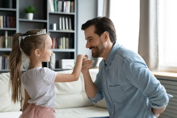 Kärleksfull ung pappa kysser hand söt liten dotter. — Stockfoto