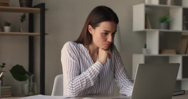 Gericht jonge 25s Kaukasische vrouw werken op de computer. — Stockvideo
