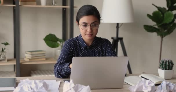 Överväldigad stressad ung indian blandras affärskvinna som arbetar med dator. — Stockvideo