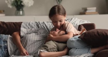 Kızım, anne yüzüne sarıl. Konuşma sırasında sevgisini ifade et.