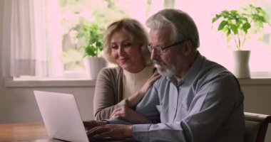 Olgun nesil, modern teknolojiyi evde birlikte kullanıyor..