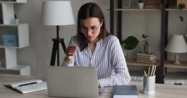 Binlerce yıllık sağlıksız iş kadını, aşırı bilgisayar çalışmasından dolayı göz yorgunluğu çekiyor..