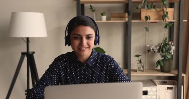 Motivierte Millennials indische Geschäftsfrau mit gemischter Rasse hält Videoanruf. — Stockvideo