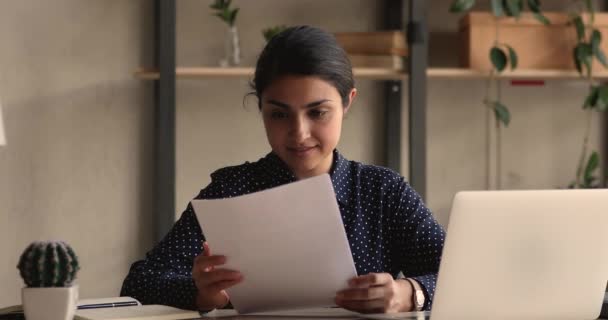 Happy millennial indische Ethnizität Geschäftsfrau arbeitet am Laptop. — Stockvideo